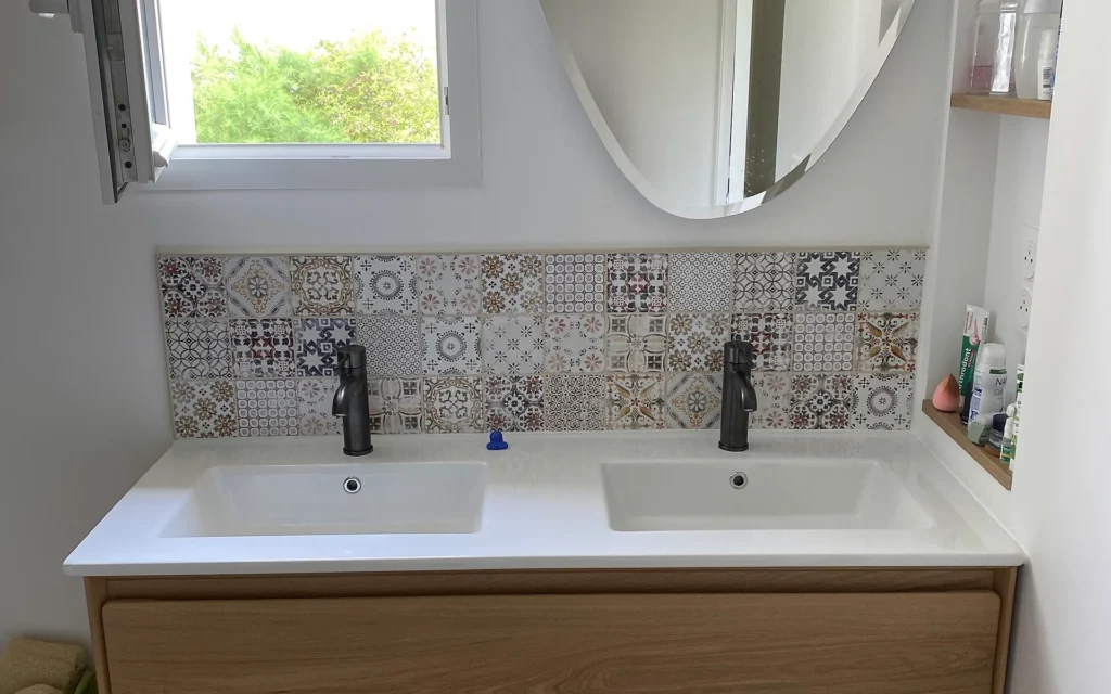 Meuble double vasque en bois avec miroir et crédence décorative dans une salle de bains à Chantepie.