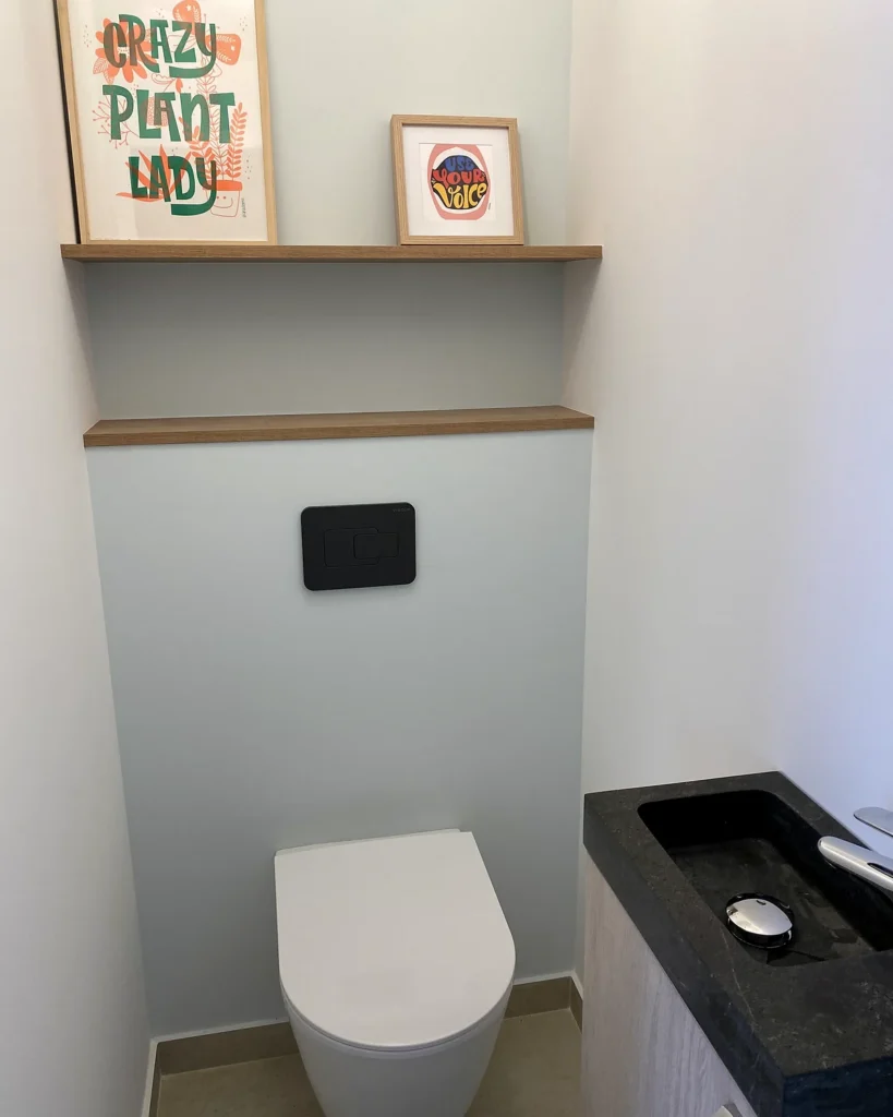 WC suspendu avec bâti-support habillé et niches en bois dans une salle de bains à Chantepie.