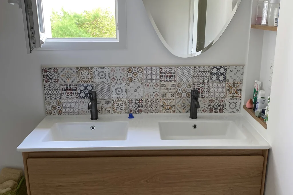 Meuble double vasque en bois avec miroir et crédence décorative dans une salle de bains à Chantepie.