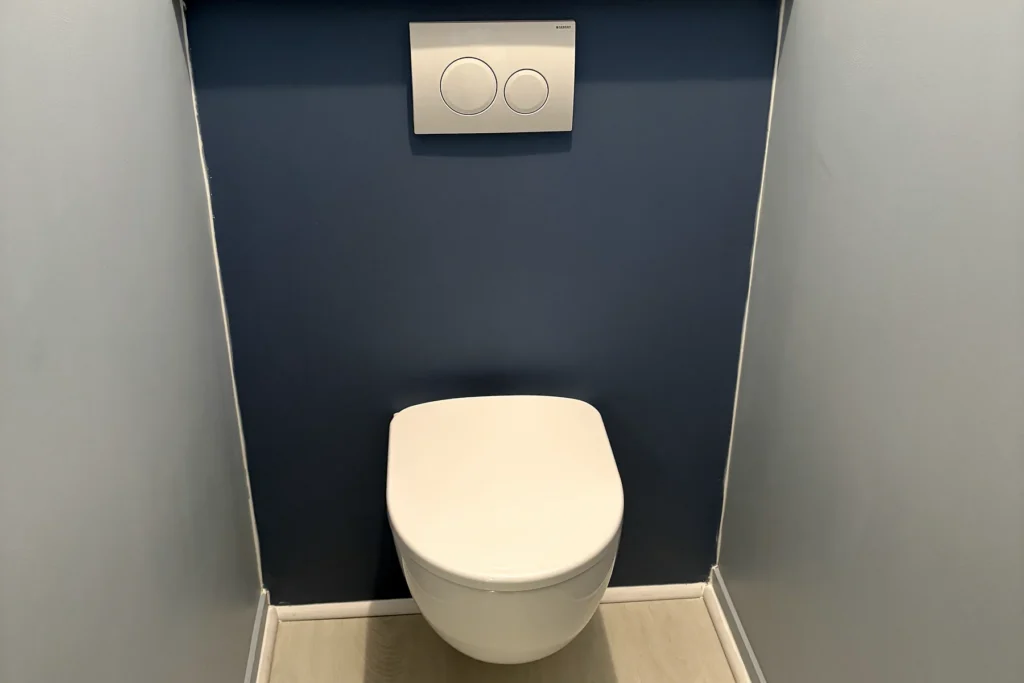 WC suspendu terminé avec habillage bleu foncé dans le centre de Rennes
