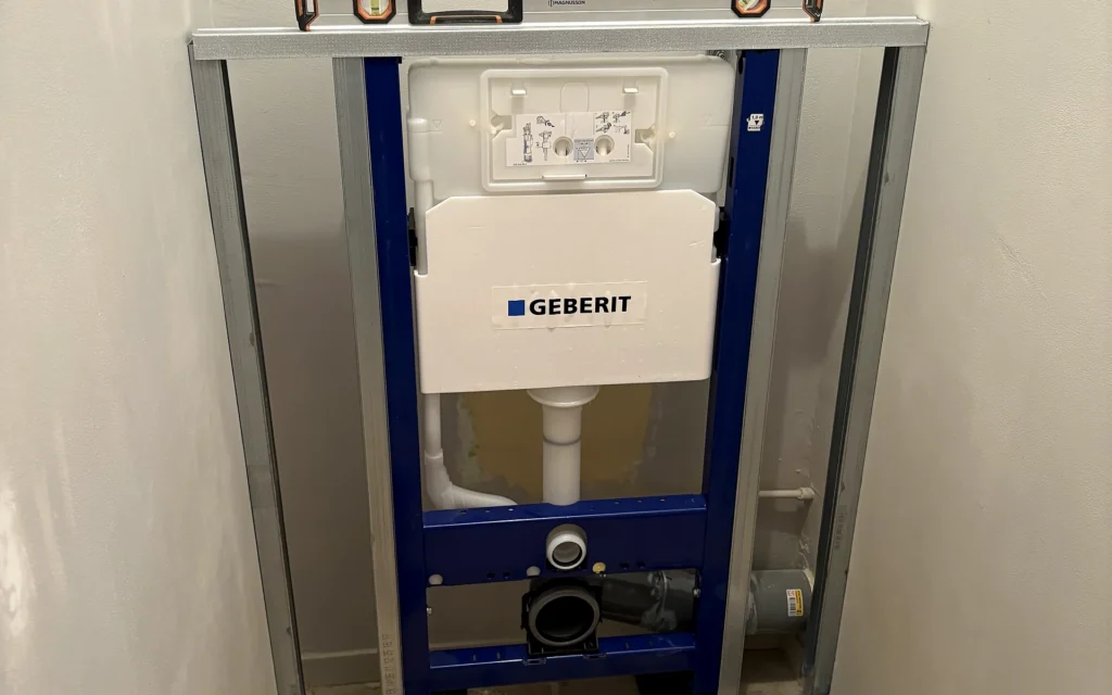 Bâti-support WC en cours d’installation avec ossature métallique dans le centre de Rennes