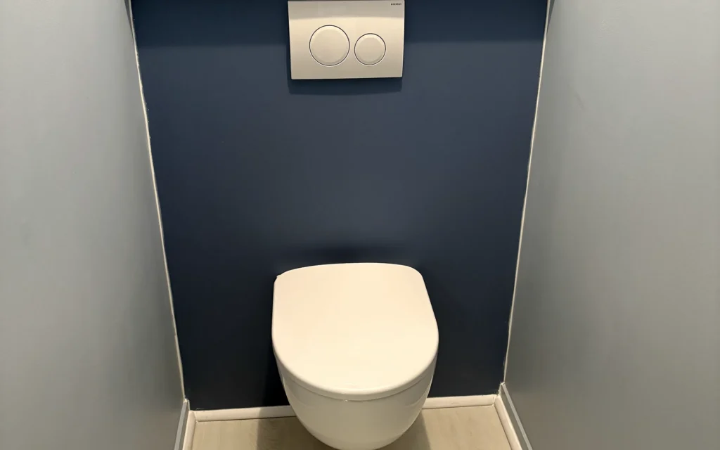 WC suspendu intégré sur bâti-support avec habillage bleu foncé dans le centre de Rennes