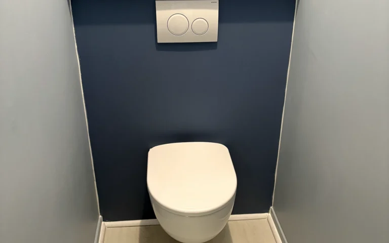 WC suspendu intégré sur bâti-support avec habillage bleu foncé dans le centre de Rennes