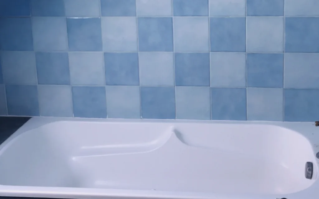Salle de bains mansardée avant relooking à Châteaubourg, avec baignoire et carrelage bleu