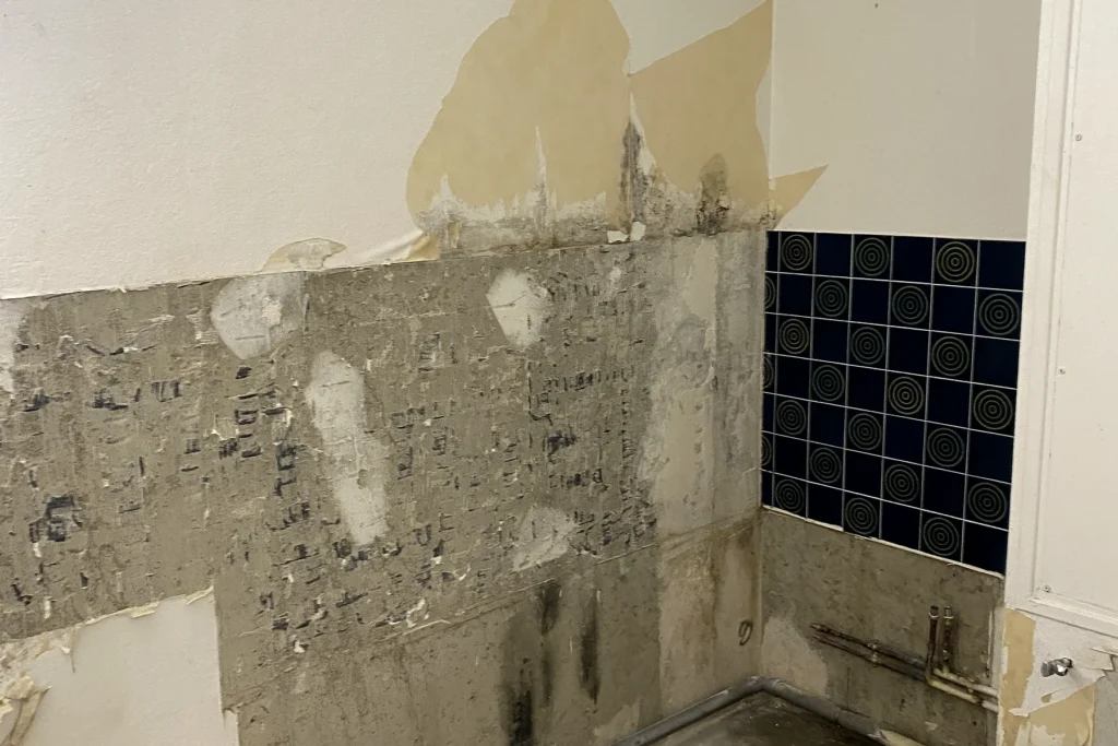 Salle de bains déposée en cours de rénovation dans le centre de Rennes.