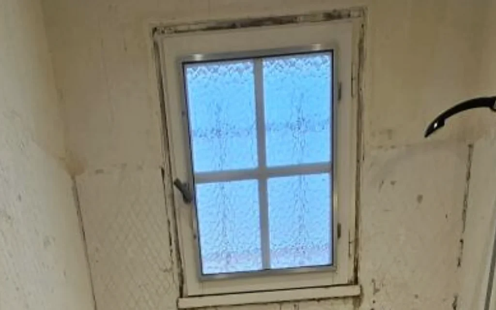 Salle de bains avant rénovation à Servon-sur-Vilaine avec baignoire et ancien meuble vasque.
