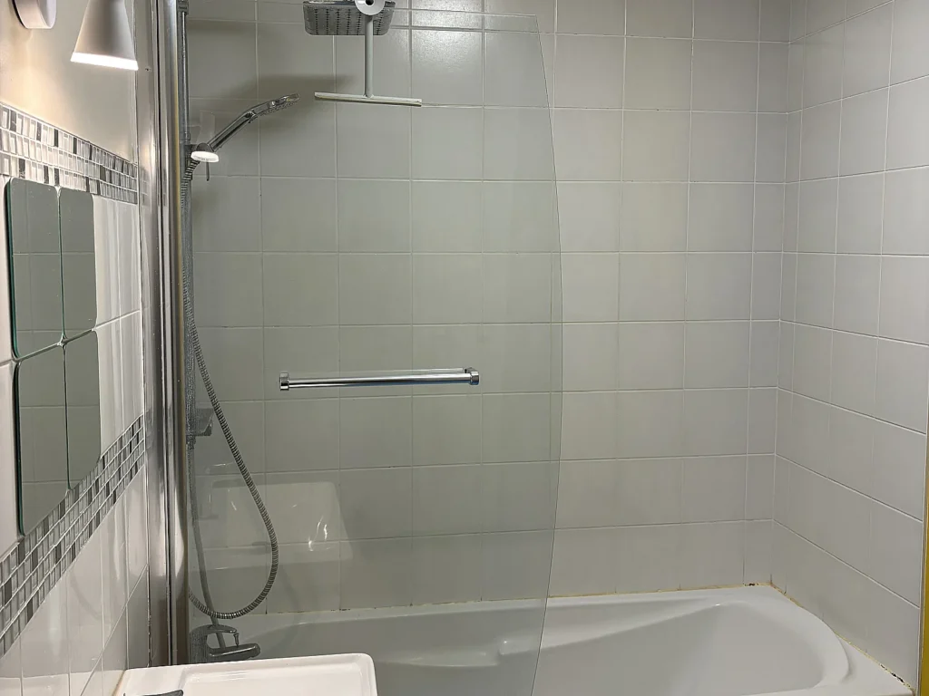 Salle de bains avant remplacement de la baignoire